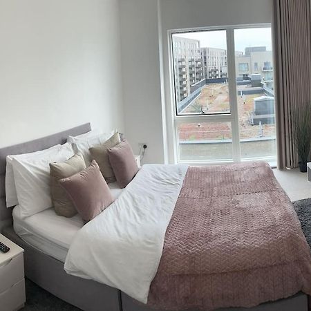 Contemporary Urban Retreat, 2-Bedroom Haven By London City Airport Exterior foto