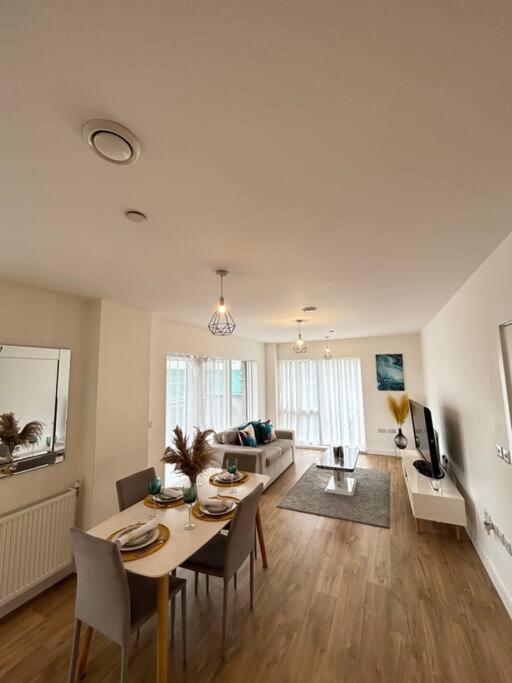 Contemporary Urban Retreat, 2-Bedroom Haven By London City Airport Exterior foto