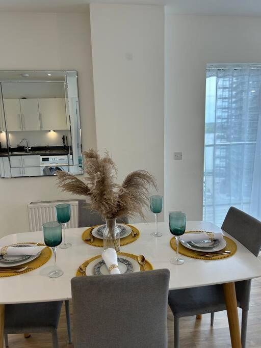 Contemporary Urban Retreat, 2-Bedroom Haven By London City Airport Exterior foto