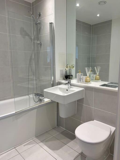Contemporary Urban Retreat, 2-Bedroom Haven By London City Airport Exterior foto