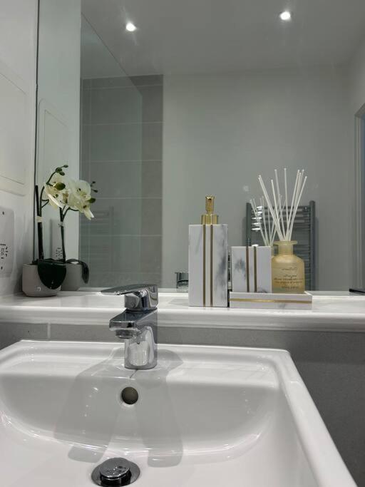 Contemporary Urban Retreat, 2-Bedroom Haven By London City Airport Exterior foto