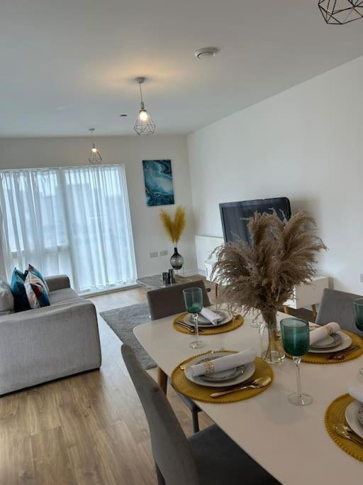 Contemporary Urban Retreat, 2-Bedroom Haven By London City Airport Exterior foto