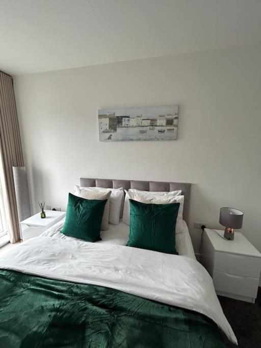 Contemporary Urban Retreat, 2-Bedroom Haven By London City Airport Exterior foto