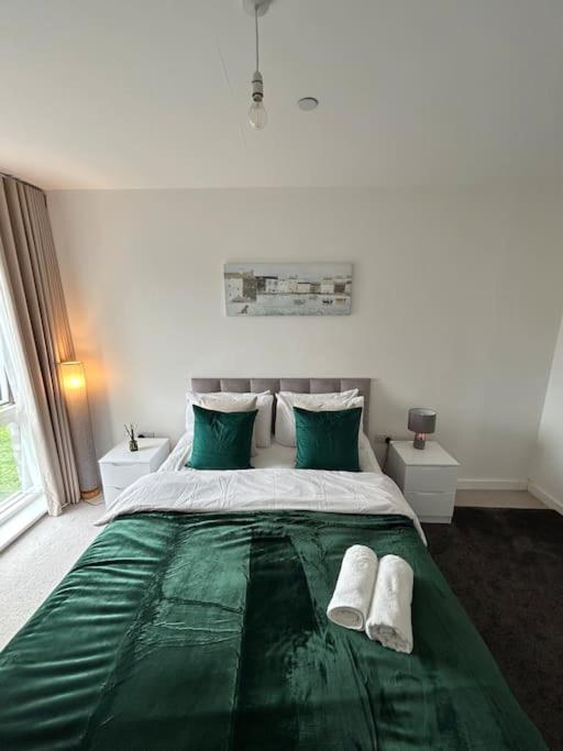 Contemporary Urban Retreat, 2-Bedroom Haven By London City Airport Exterior foto