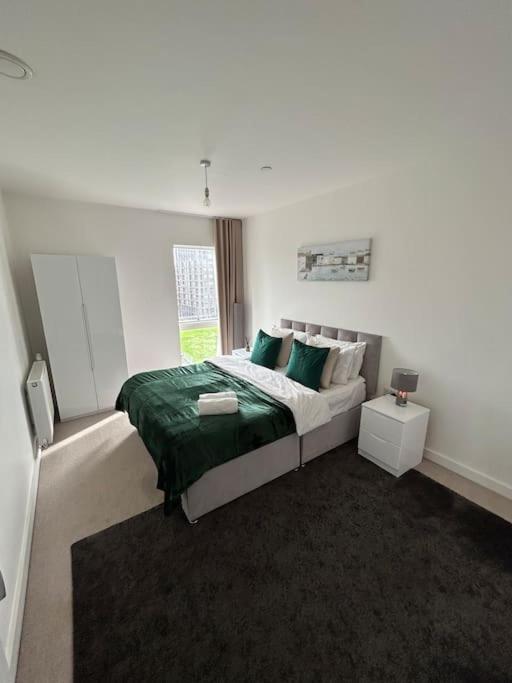 Contemporary Urban Retreat, 2-Bedroom Haven By London City Airport Exterior foto