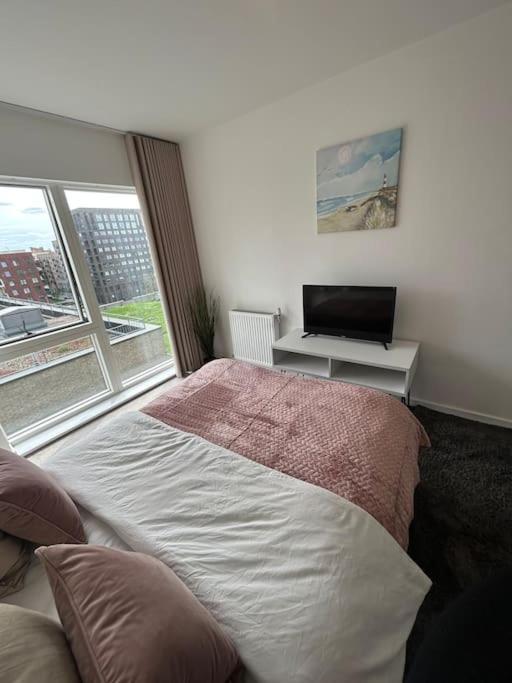 Contemporary Urban Retreat, 2-Bedroom Haven By London City Airport Exterior foto
