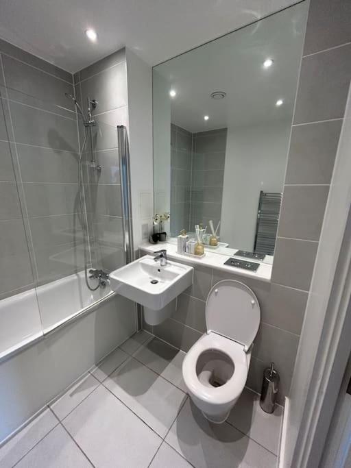 Contemporary Urban Retreat, 2-Bedroom Haven By London City Airport Exterior foto