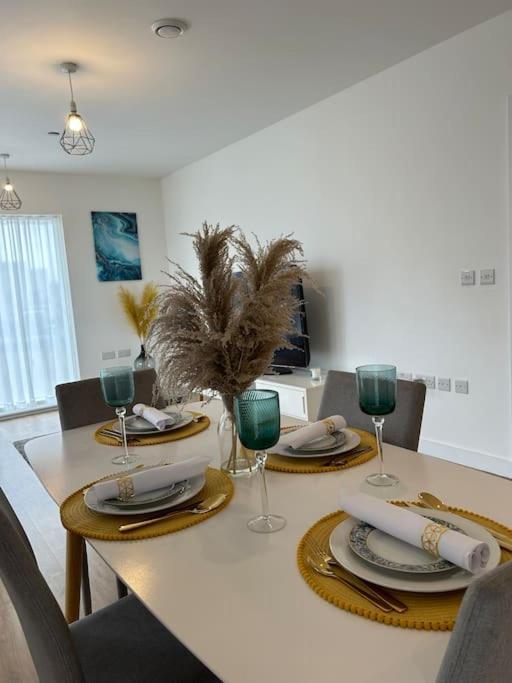 Contemporary Urban Retreat, 2-Bedroom Haven By London City Airport Exterior foto