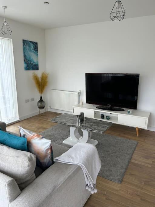 Contemporary Urban Retreat, 2-Bedroom Haven By London City Airport Exterior foto