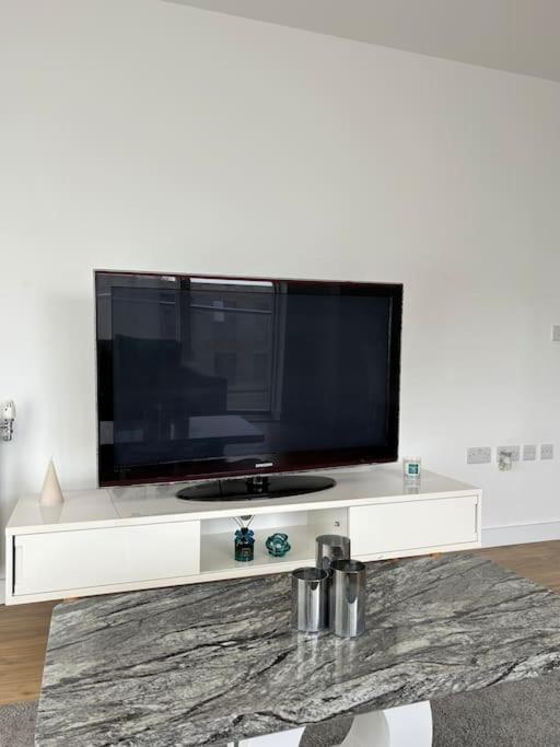 Contemporary Urban Retreat, 2-Bedroom Haven By London City Airport Exterior foto