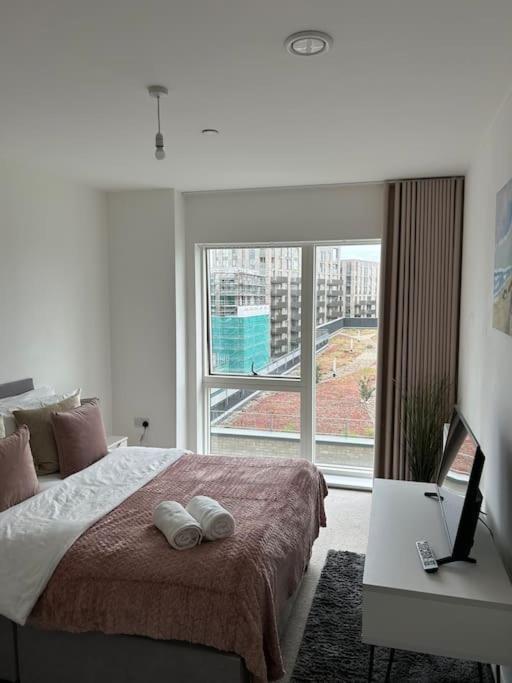 Contemporary Urban Retreat, 2-Bedroom Haven By London City Airport Exterior foto