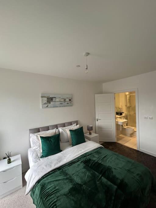 Contemporary Urban Retreat, 2-Bedroom Haven By London City Airport Exterior foto