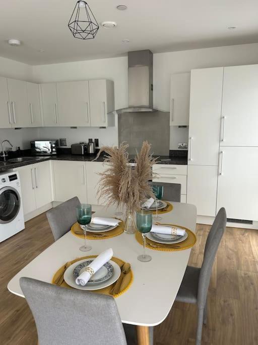 Contemporary Urban Retreat, 2-Bedroom Haven By London City Airport Exterior foto