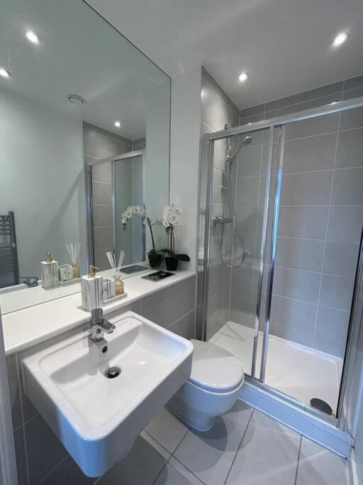 Contemporary Urban Retreat, 2-Bedroom Haven By London City Airport Exterior foto