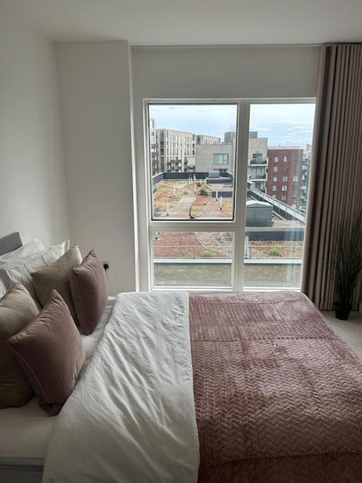 Contemporary Urban Retreat, 2-Bedroom Haven By London City Airport Exterior foto